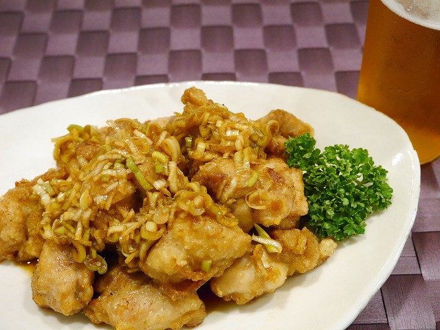 から揚げを塩麹を使って柔らかくジューシーに、またネギソースでさっぱりと香ばしく仕上げました。塩麹で鶏肉を漬けるとデンプンやタンパク質を分解して、旨味や甘味を引き出し美味しく柔らかくなります。