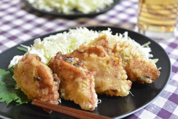 今回は最近人気沸騰中の大分名物『とり天』のご紹介です。つけだれに漬けた骨無し一口大の鶏肉に衣をつけて揚げたっぷりの生野菜を添えて醤油やタレにつけて食べる、唐揚げと天ぷらのおいしいとこどりな大分のソウルフードですね。いろいろなとり天がありますが、今回はからし高菜を中にはさんでピリ辛に、さらにビールが進むおつまみに進化しました!
