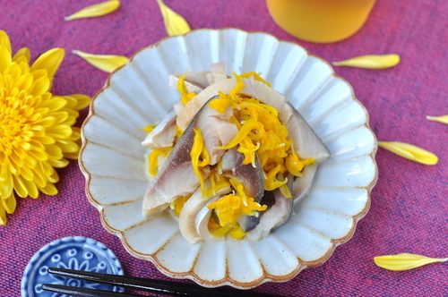 目でも楽しい しめ鯖の菊花和え のレシピ ビール女子