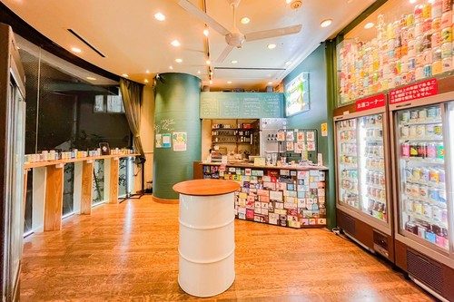 下北沢駅から徒歩3分「Ceder mountain shop」。ライブハウスが運営する