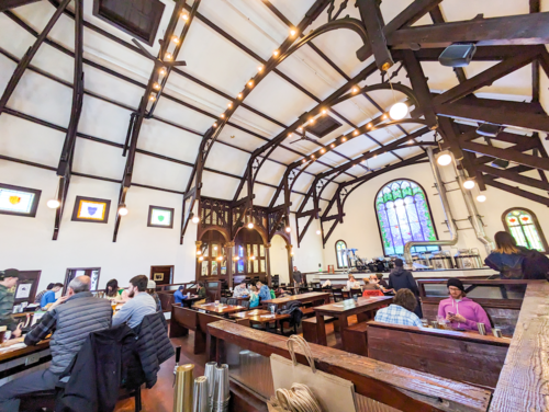 築100年の教会をブルワリーに改築。美しいステンドグラスのもとで